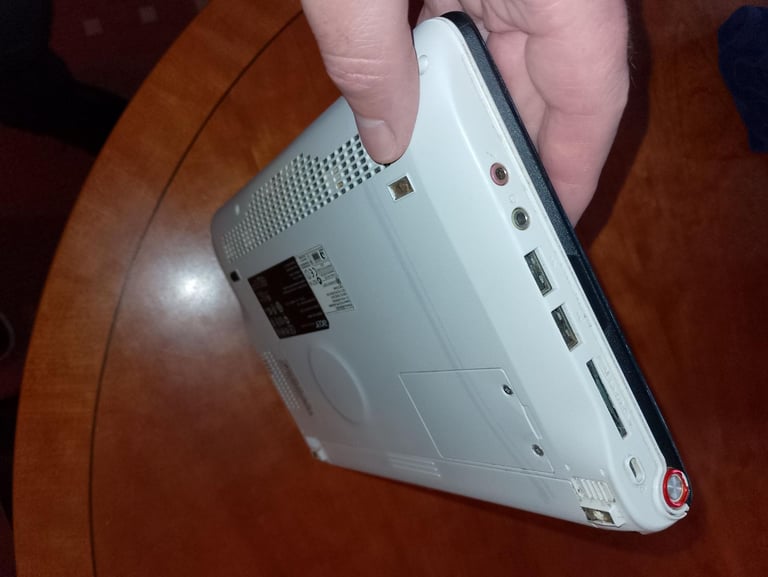 Acer Aspire one ZG5 AOA 1011 AW Not working and no charger Laptop