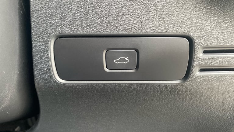 2024 Volvo XC40 2.0 B3P Ultra Dark 5dr Auto ESTATE PETROL Automatic