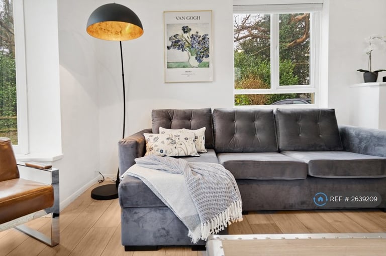 3 bedroom house in Castle Street, Bletchingley, Redhill, RH1 (3 bed) (#2639209)