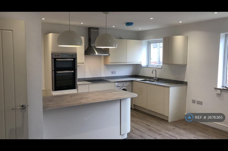 2 bedroom flat in Chaucer Road, Ashford, TW15 (2 bed) (#2676365)