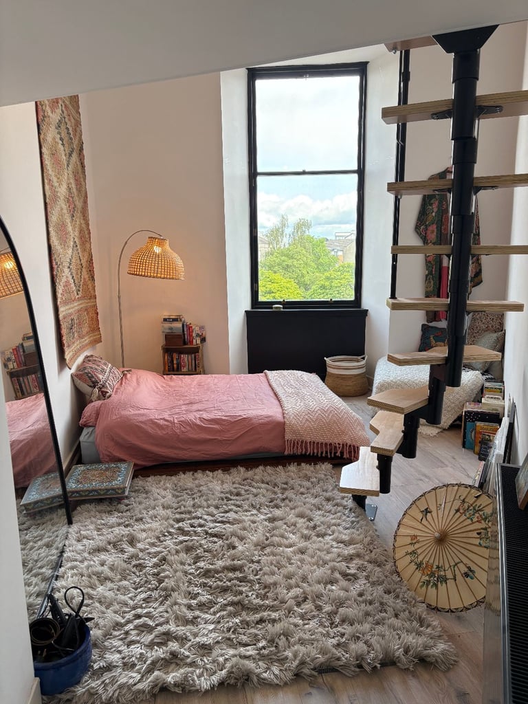 Tranquil, light and funky large double room in Leith Loft-style apartment