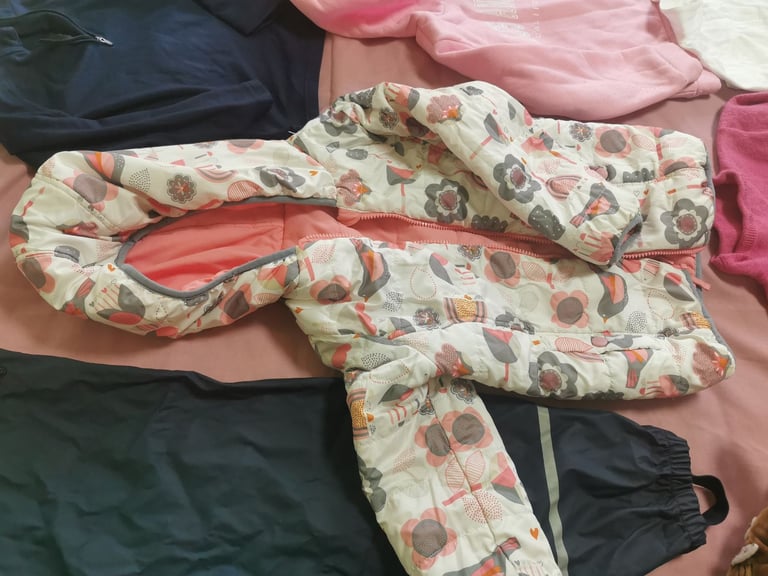 A set of clothes for a 5-6 year old girl. Most of the clothes are in good condition. 