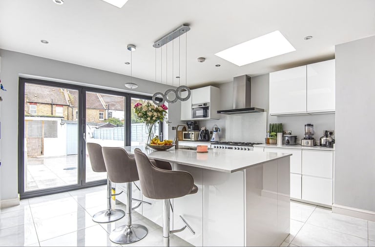 A Large Pretty Double Room to Rent Mitcham Town Centre CR4 