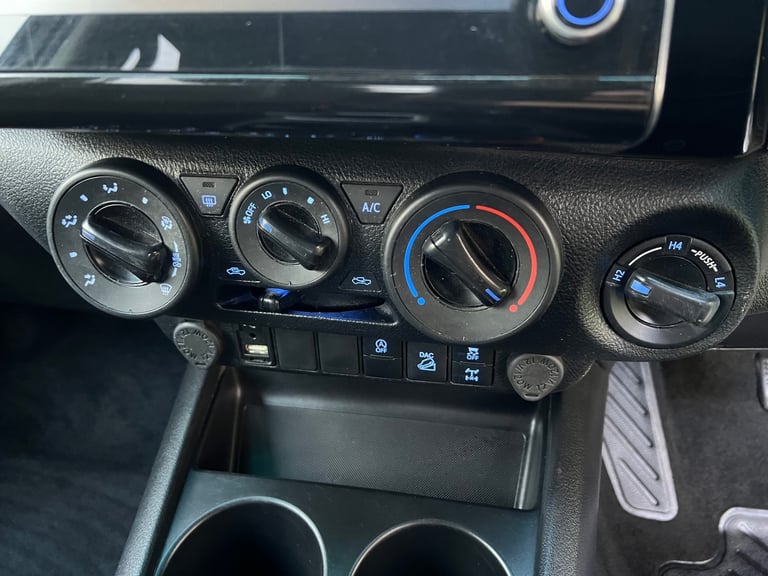 TOYOTA HILUX 2.4 D-4D 150PS ICON AUTOMATIC 4X4 UTILITY PICKUP 73 29,700 MILES