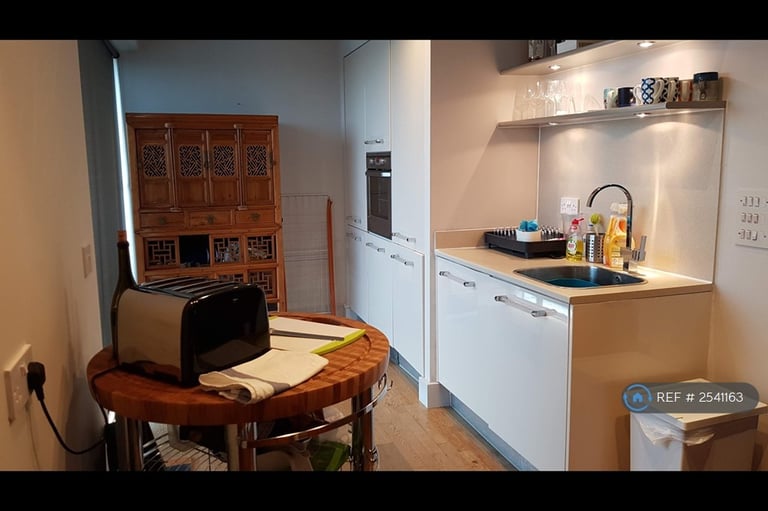 2 bedroom flat in Falcon Drive, Cardiff, CF10 (2 bed) (#2541163)