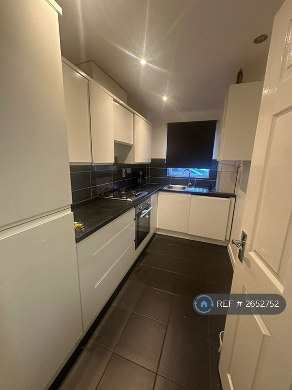 2 bedroom flat in Royal Oak Street, London, RM8 (2 bed) (#2652752)