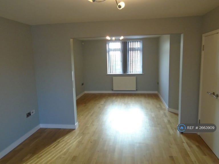 2 bedroom flat in Mulsanne Row, Crewe, CW1 (2 bed) (#2663909)