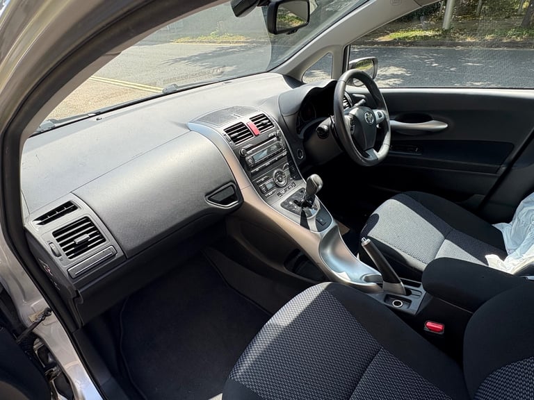 2010 facelift toyota Auris 1.6 automatic, drives perfect, excellent condition inside out,F.S.H 