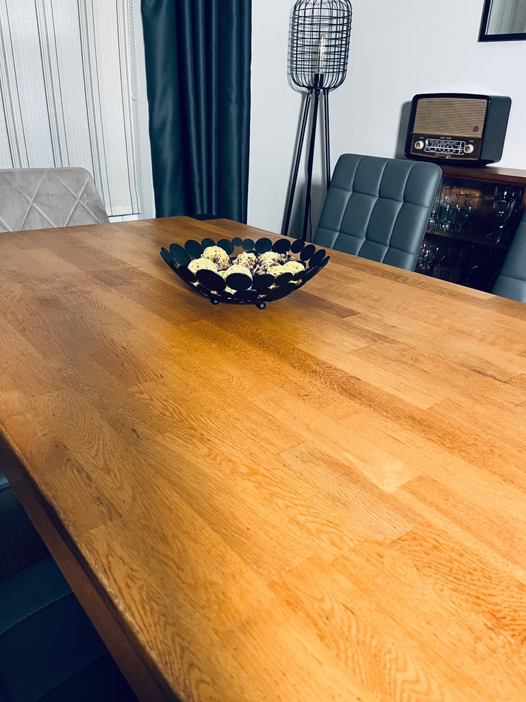 Stunning fully refurbished 6 person solid oak dining table set in urban/ industrial style