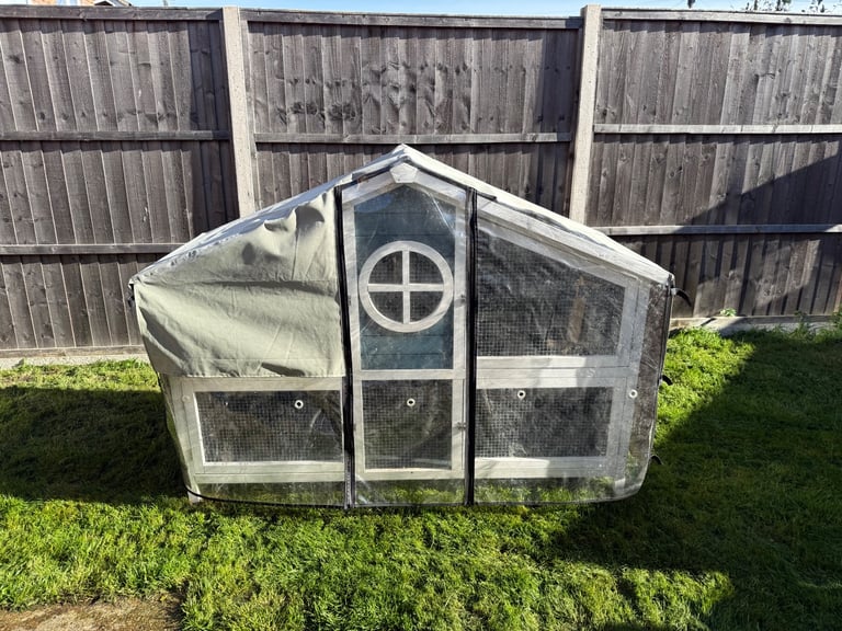 Guinea pig/ rabbit hutch 