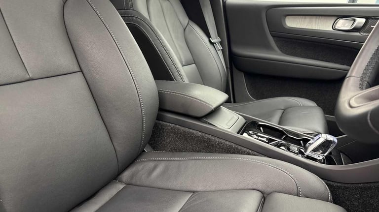 2025 Volvo XC40 2.0 B3P Ultra Dark 5dr Auto ESTATE PETROL Automatic