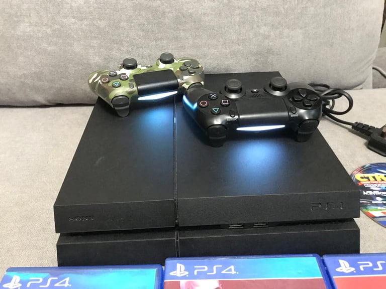 Sony Playstation 4 (PS4) console x2 controllers x5 games bundle