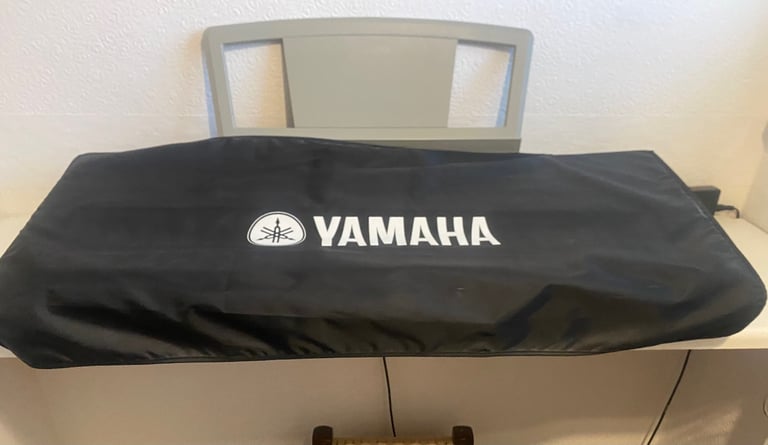 Yamaha PSR 3000 electronic keyboard, stand , cover and carry case 