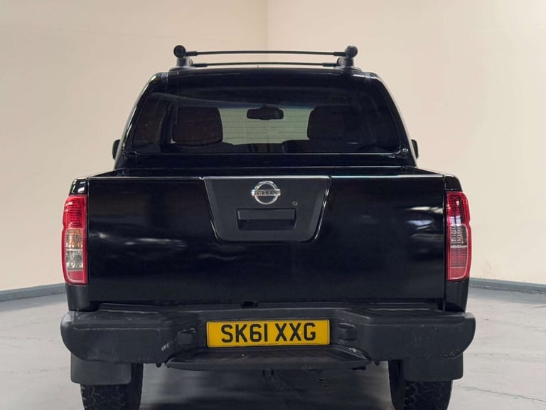 2011 Nissan Navara Double Cab Pick Up Tekna 2.5dCi 190 4WD PICK UP DIESEL Manual