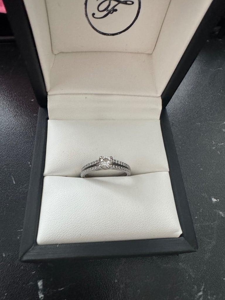 Diamond engagement ring 