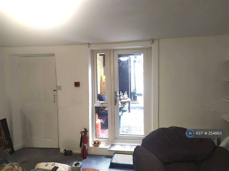 2 bedroom flat in Eastbrook Place, Dover, CT16 (2 bed) (#254863)