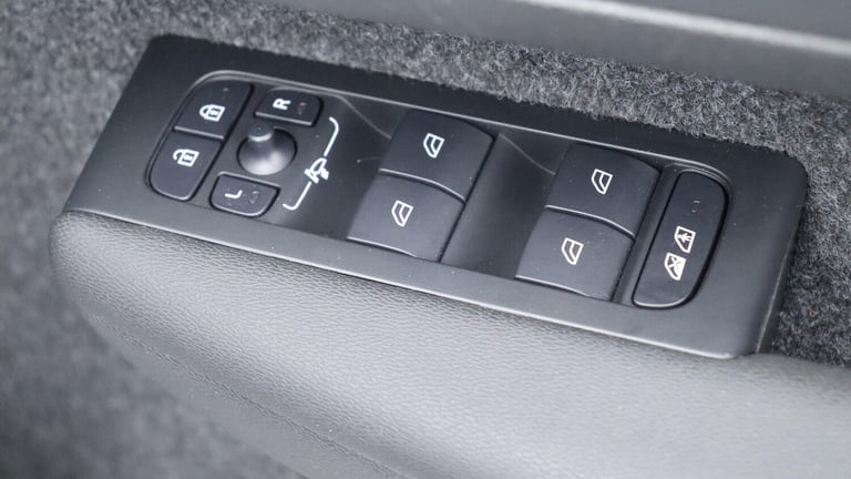 2025 Volvo XC40 B4 (P) Ultra Dark (Sunroof, Pilot Assist, 21' Alloys, BLIS) ESTATE Petrol/Electri...