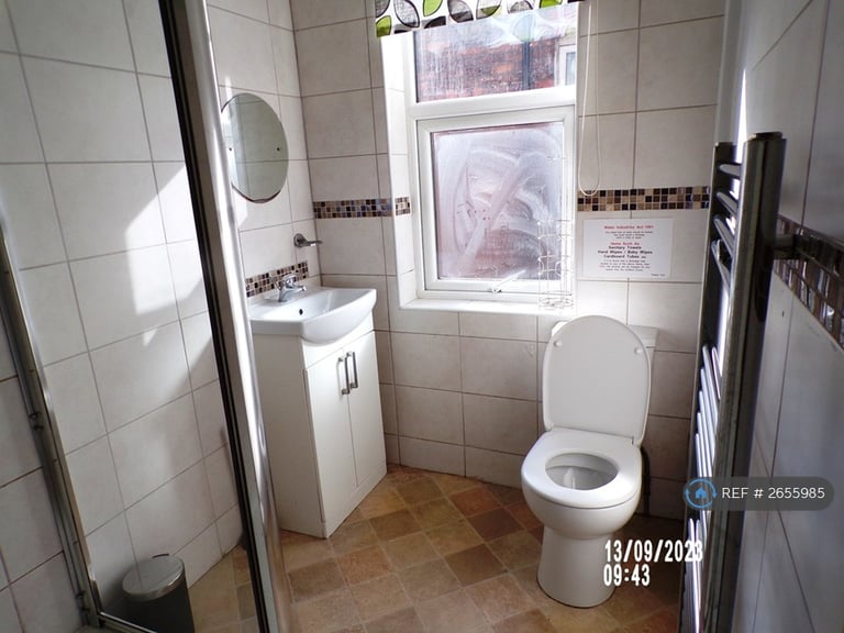 8 bedroom house in Booth Avenue, Manchester, M14 (8 bed) (#2655985)