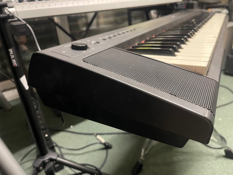 Yamaha Piaggero Np-13 Electric Electronic Digital Music Keyboard Black 61 Key