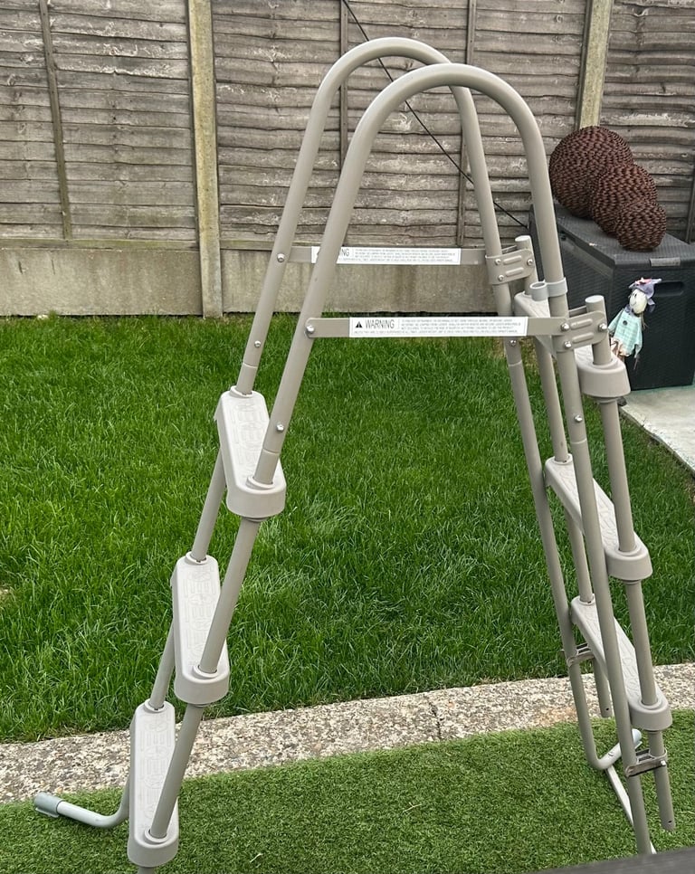 Swimming pool ladder