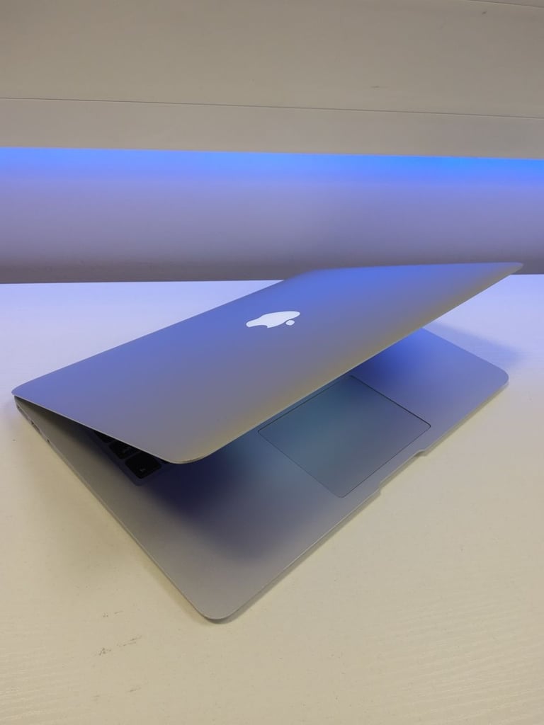 **APPLE MACBOOK AIR 13.3 INCH - 1.8GHZ I5 - 128GB SSD - 8GB RAM -MQD32B/A 2017**