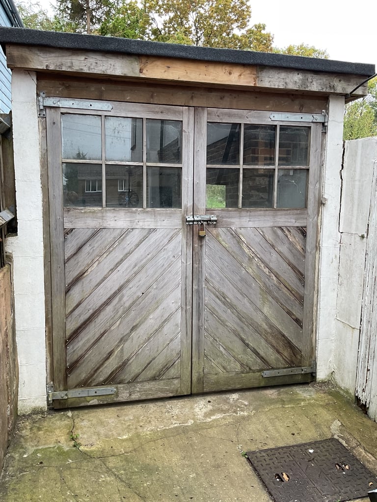 GARAGE TO RENT IN BRIGHTON, WITH NATURAL LIGHT, STRIP LIGHT AND ELECTRICITY 