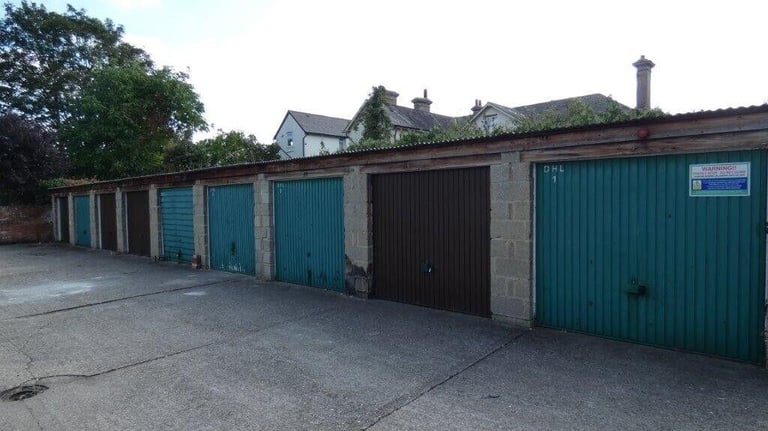 Garage/Parking/Storage: Crescent Road, Reading, RG1 5SP - GATED SITE