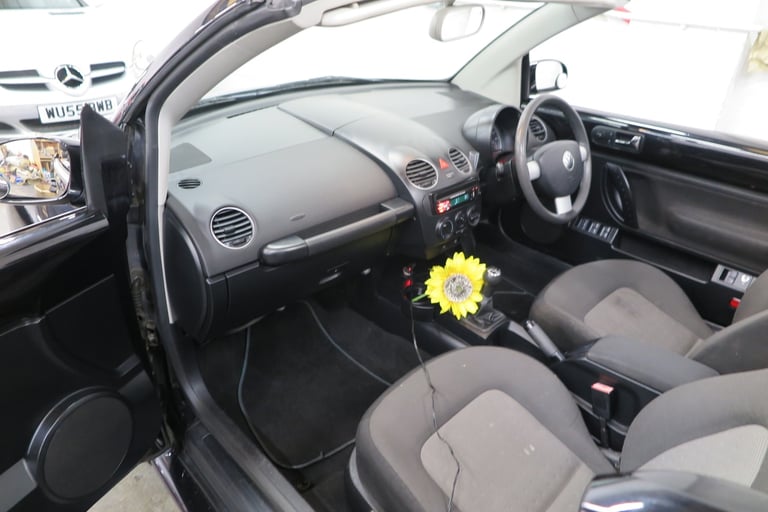 2011 Volkswagen Beetle 1.6 Sola 2dr CONVERTIBLE Petrol Manual