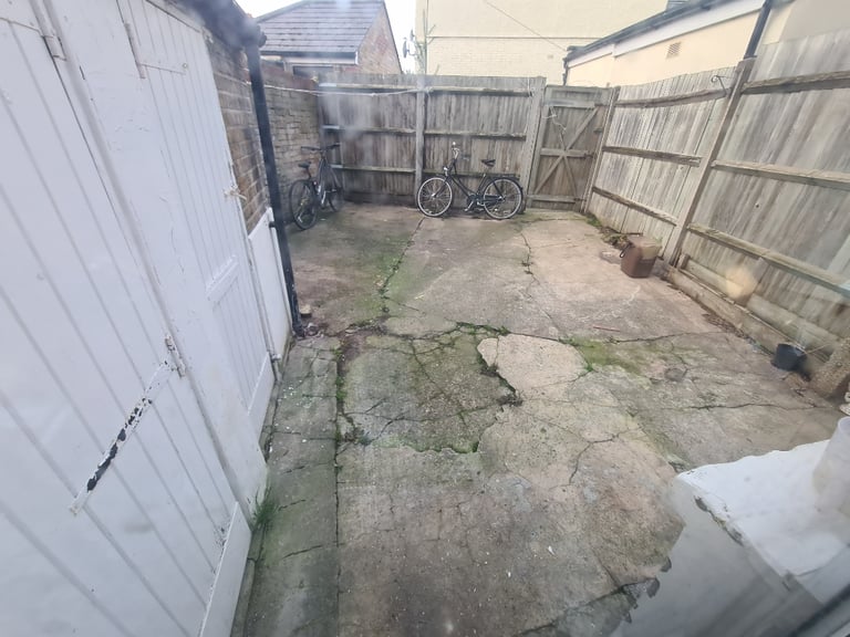 Spacious  Room With ALL BILLS INCLUDED Opposite to Haydons Road Station in Wimbledon