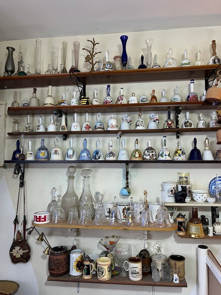 Extensive Vintage Bell Collection – Over 1,700 Pieces  (Hounslow, London)