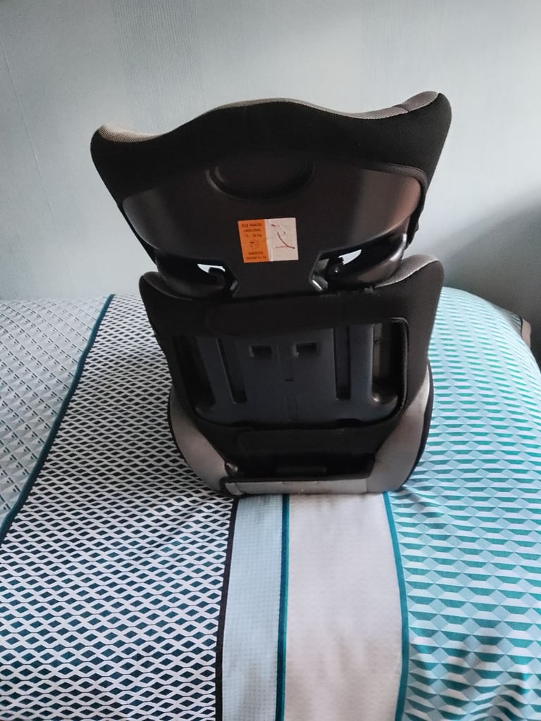 childs booster seat childs weight 15 to 36 KG