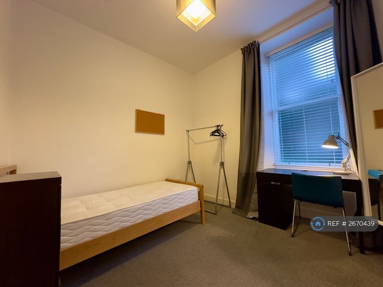 2 bedroom flat in Caledonian Road, Edinburgh, EH11 (2 bed) (#2670439)