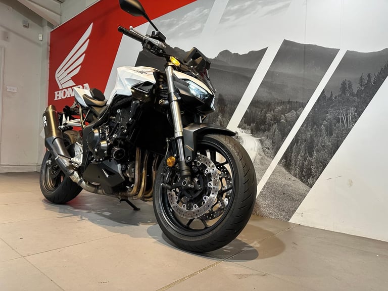 Honda CB 1000 Hornet 2025 with only 1075 miles + extra's 