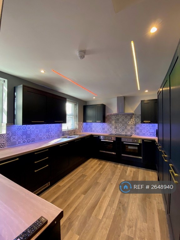 6 bedroom house in Halkyn Avenue, Liverpool, L17 (6 bed) (#2648940)