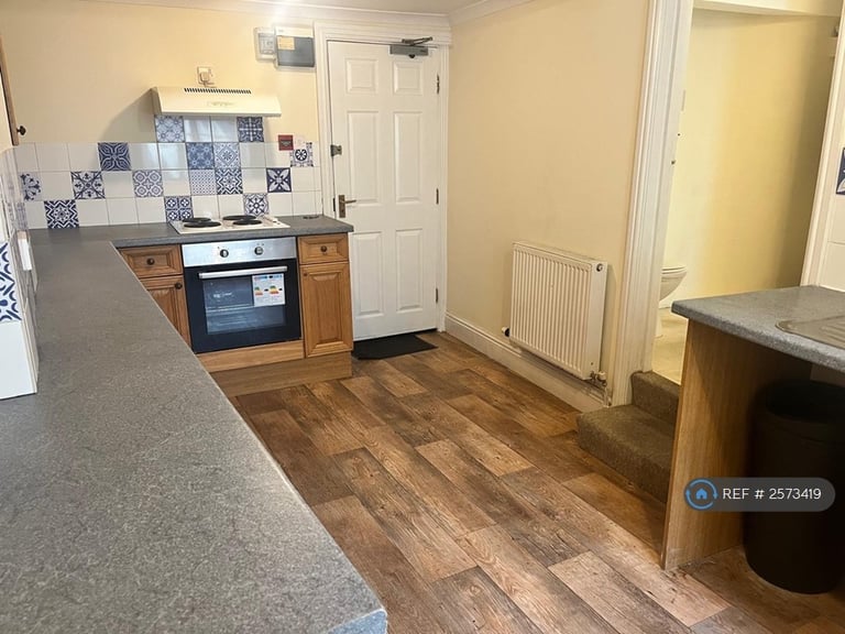 2 bedroom flat in High Street, Haverfordwest, SA61 (2 bed) (#2573419)
