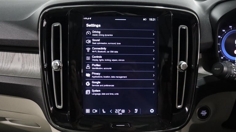  Volvo XC40 B4 (P) Ultimate Dark (360 Camera, Sunroof, BLIS) Petrol/Electric Hybrid Automatic