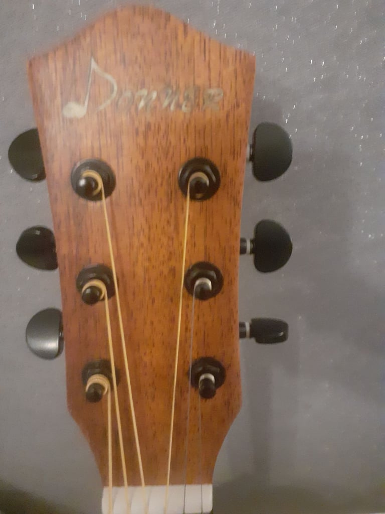 Acoustic guitar donner dag 1 