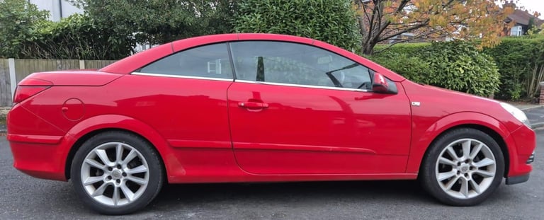 Automatic - Convertible. Leather seats. Serviced 12 times. 2008 Vauxhall Astra TwinTop Design 1.8