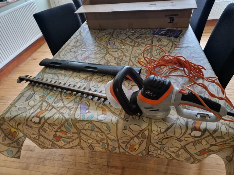 Corded hedge trimmer extra long (26'' or 66 cm)