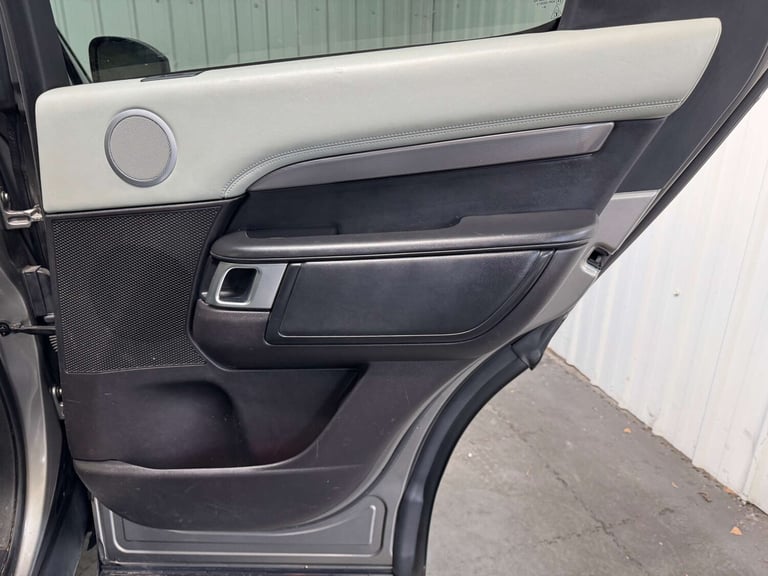 2017 Land Rover Discovery 3.0 Discovery Luxury HSE TD6 Auto 4WD 5dr SUV Diesel Automatic