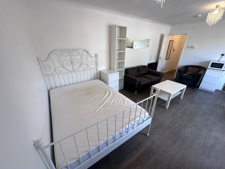 image for Studio flat - Ocean Village - BILLS INC - Available NOW
