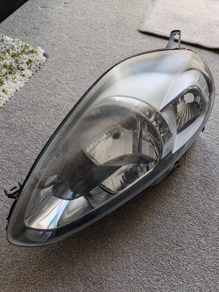 FIAT PUNTO - FRONT LEFT HEADLIGHT  This light is from a 2010 Fiat Punto evo. 