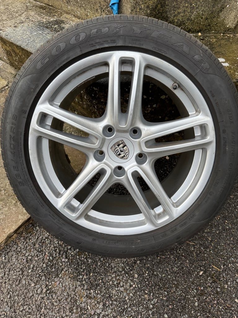 Porsche Panamera Alloy wheels and tyres see description