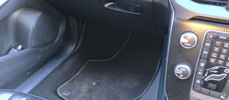 Volvo, V40 D4 R Design Pro, Hatchback, 2017, Manual, 1969 (cc), 5 doors - Price Negotiable.