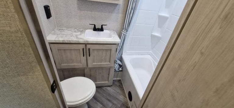 EX DEMO Forest River East To West Della Terra 323QB American Caravan 5th Wheel