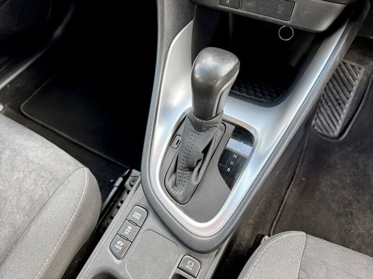  Toyota Yaris VVT-h Design Hatchback HYBRID Automatic