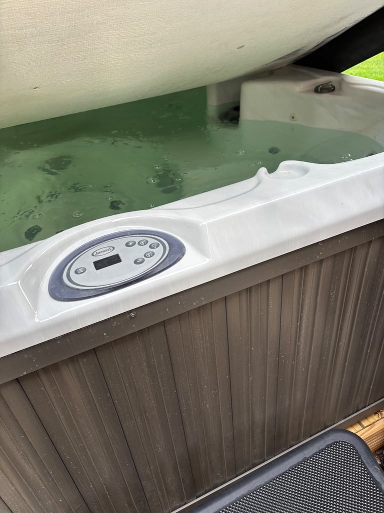 Jacuzzi J245 Hot Tub 8 seater - inc foot massage waterfall & full audio