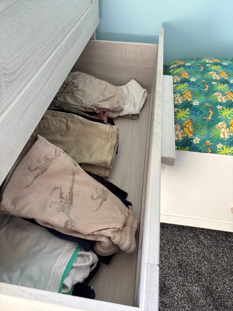 Cotbed and dresser 