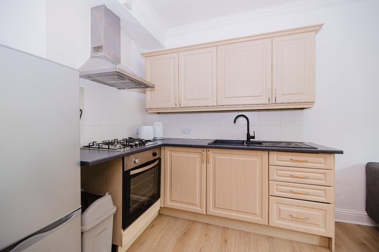Stunning, 3 bedroom, HMO flat near Causewayside – with private parking – available NOW