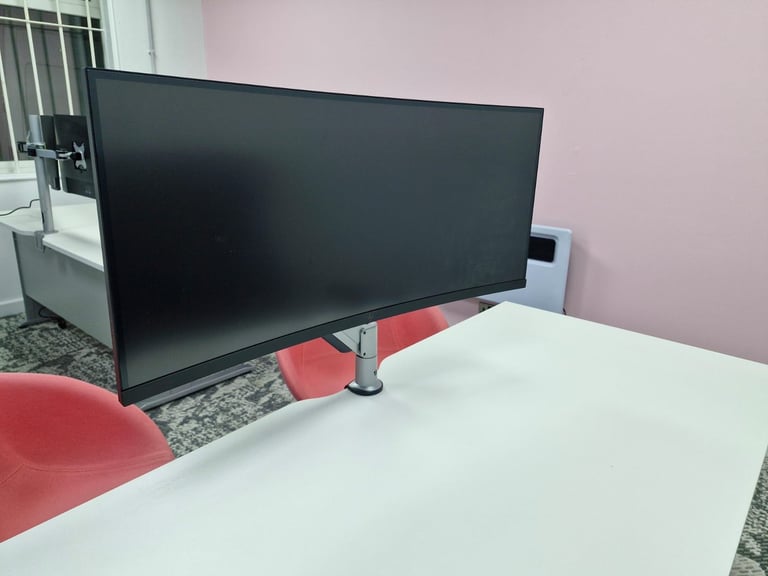 Hp z38c with heavey duty monitor Arm 38 inch curved monitor (3 available)